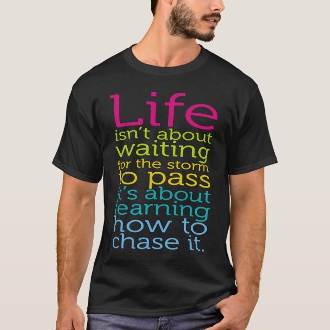 Camiseta Life Isn't About Waiting The Storm To Pass Learn C (Frente)