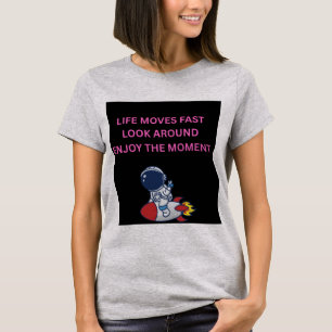 Camiseta Life Moves Fast Astronauta Foguete Cinza Feminino 