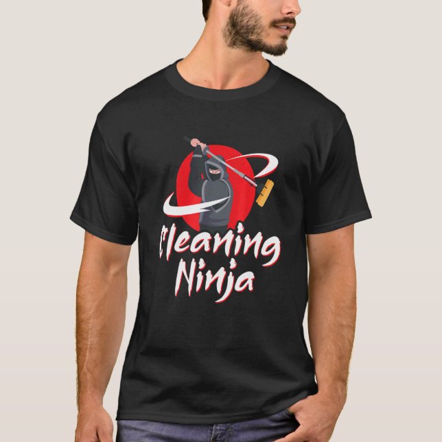 Camiseta Limpando a Hous do Empregado Doméstico do Ninja (Frente)