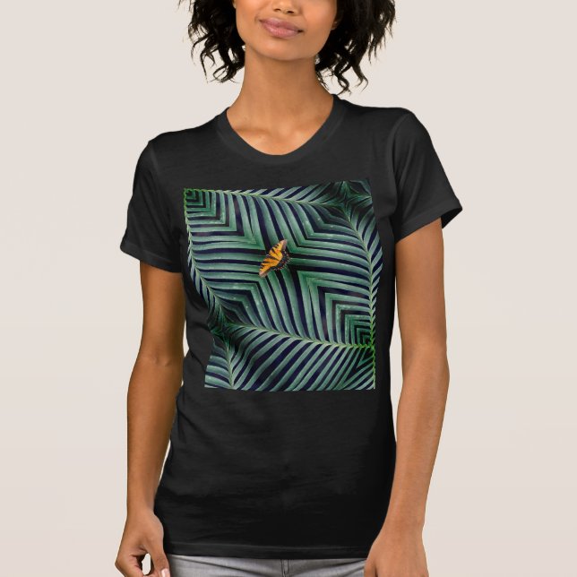 Camiseta Linda Borboleta Em Uma Folha (Frente)