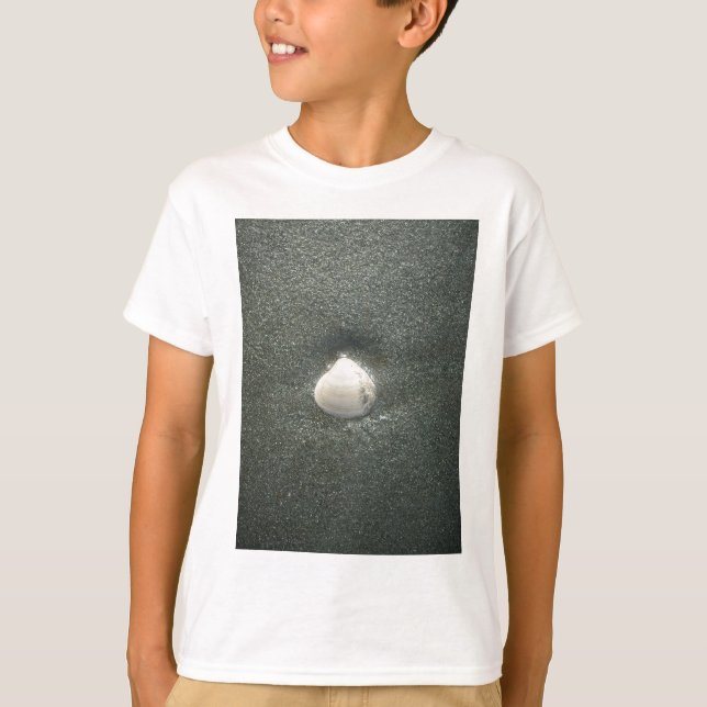 Camiseta Linda concha na areia: Uma Souvenir Salgada (Frente)