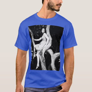 Camiseta Linda mulher numa árvore de arte negra e branca