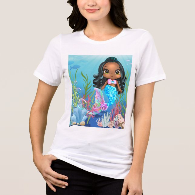 Camiseta Linda sereia negra tocando no mar (Frente)