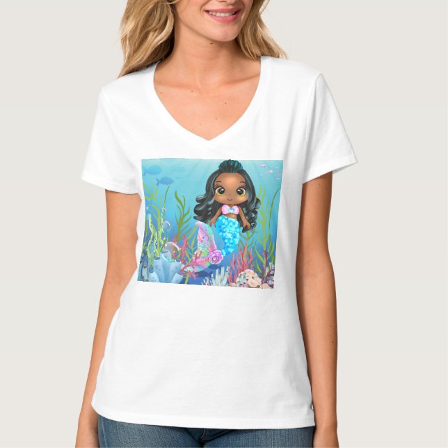 Camiseta Linda sereia negra tocando no mar (Frente)