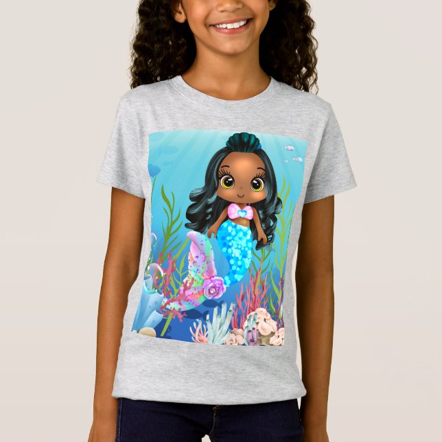 Camiseta Linda sereia negra tocando no mar (Frente)