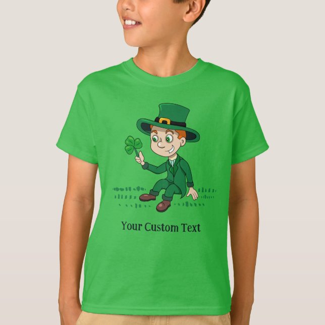 Camiseta Lindo duende de desenho animado com trevo e arco-í (Frente)