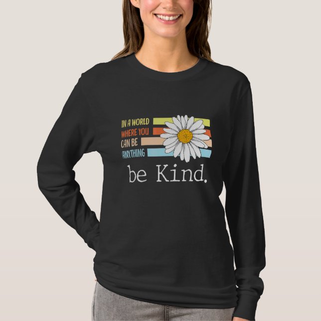Camiseta Lindo Em Um Mundo Onde Você Pode Ser Qualquer Cois (Frente)