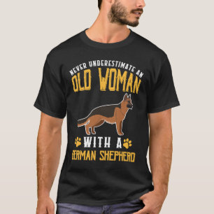 Camiseta Lindo Nunca Subestime Uma Mulher Idosa Com Um Germ