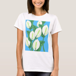 Camiseta Lírios de paz brancos em fundo azul pálido