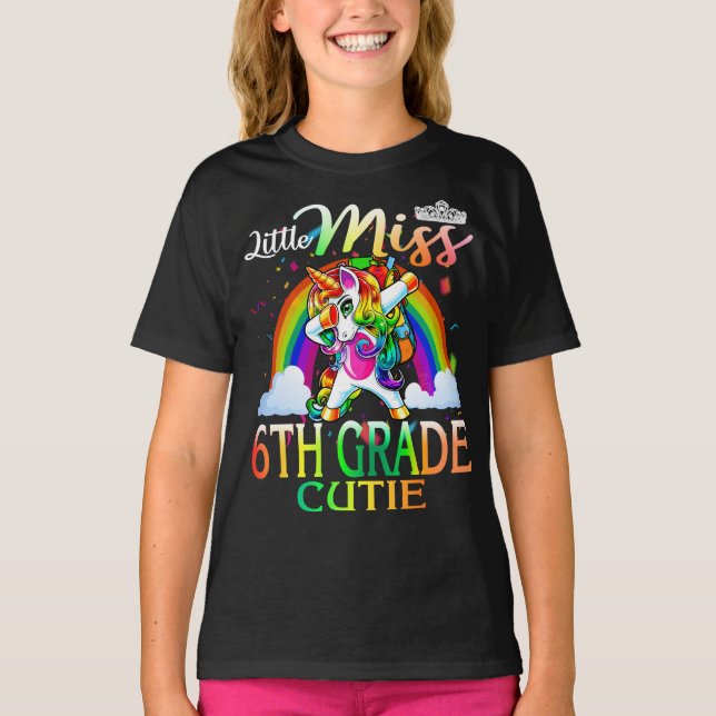 Camiseta Little Miss 6 Grade Cutie Unicorn Rainbow (Frente)