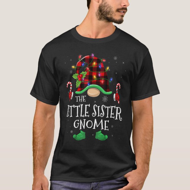 Camiseta Little Sister Gnome Buffalo Plaid Matching Family  (Frente)