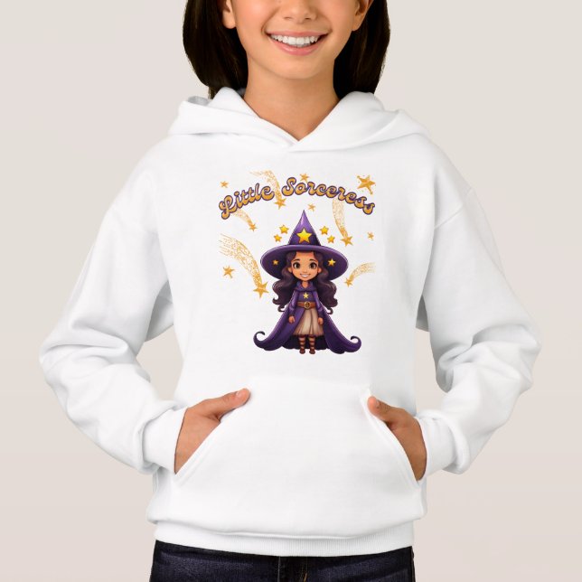 Camiseta Little Sorceress – Kids’ Halloween Hoodie (Frente)
