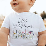 Camiseta Little Wildflower<br><div class="desc">Camiseta linda de bebês com a frase "Little Wildflower" escrita em um roteiro preto manuscrito com um conjunto caprichoso de flores silvestres em lindas tons de rosa,  amarelo,  roxo,  azul e verde. Esta camiseta de bebê de flor silvestre de aquarela é perfeita para vestir para primavera e verão!</div>