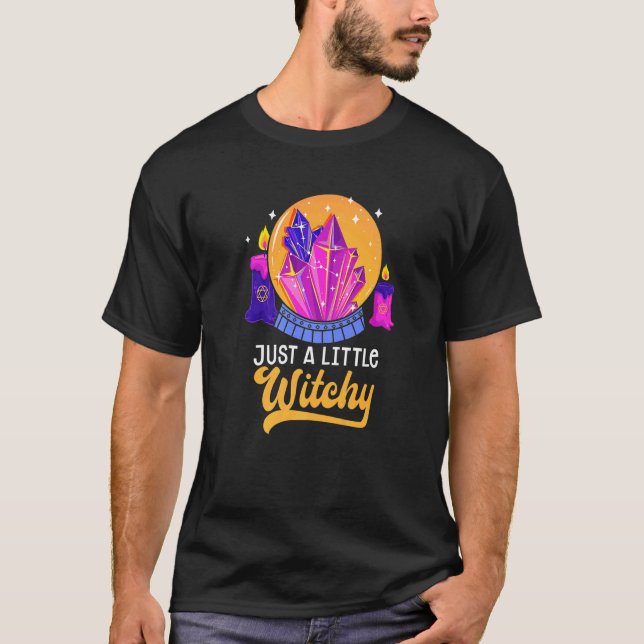 Camiseta Little Witchy Crystal Divination Ball Tarot Cards  (Frente)