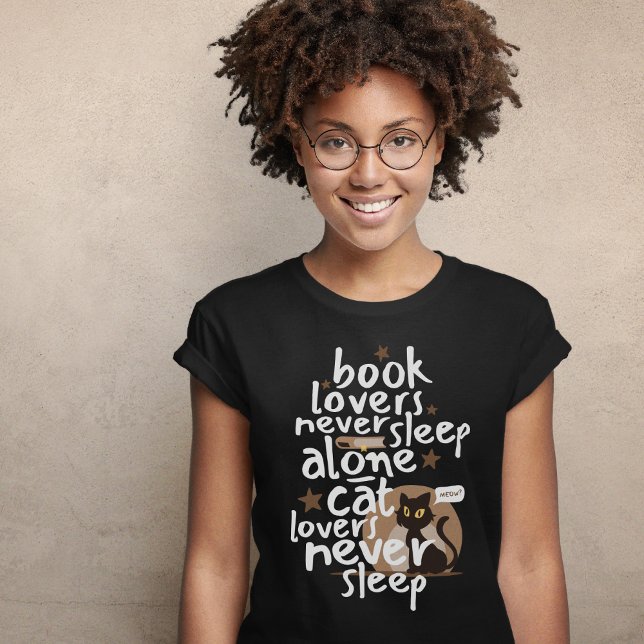 Camiseta Livro e Gatos Adolescentes Dormem Engraçado (Book and Cat Lovers Sleep Funny T-Shirt)