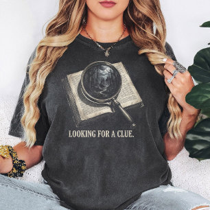 Camiseta Livro Misterioso e Lupa da Floresta Assustadora