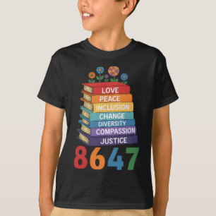 Camiseta Livros Coloridos Empilhados Para Mudança Anti Trum