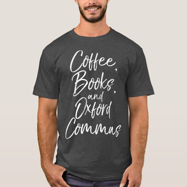 Camiseta Livros de café e Oxford Commas para inglês (Frente)