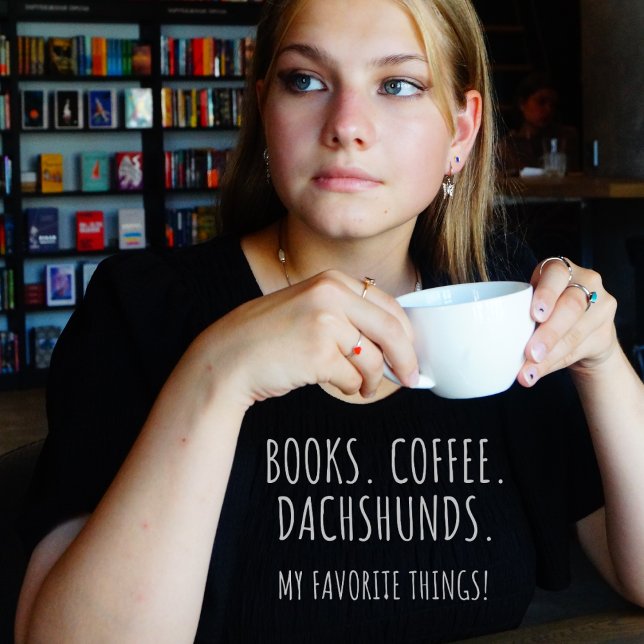 Camiseta Livros De Café. Minhas Coisas Favoritas! (Books. Coffee. Dachshunds. My Favorite Things! Black t-shirt)