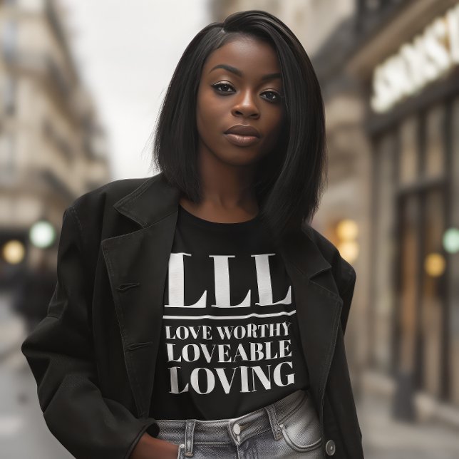 Camiseta LLL- Amor digno, amável, amante (Young African American woman wears a black shirt that reads "LLL: Love Worthy, Loveable, Loving.")