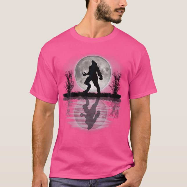 Camiseta Lobisomem Sob Uma Lua Cheia Assustando (Frente)