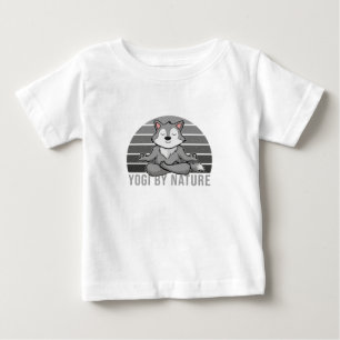 Camiseta Lobo engraçado e fofo fazendo ioga. poses engraçad