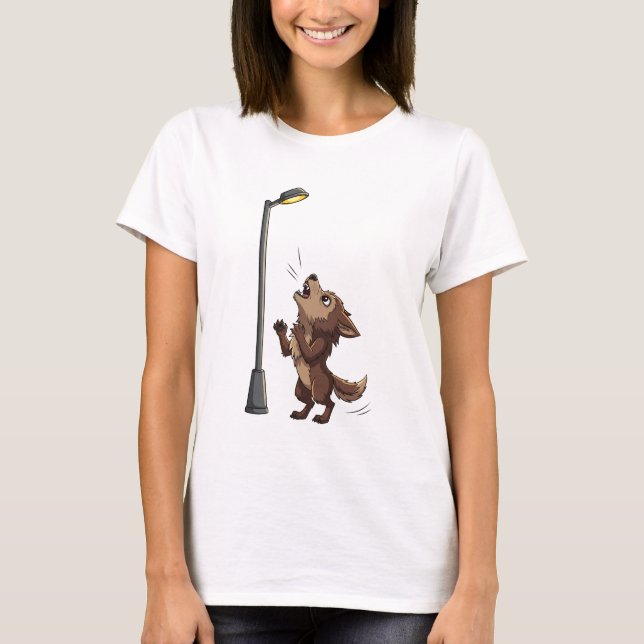 Camiseta Lobo Marrom Dramático Uivando para uma Rua Brilhan (Frente)