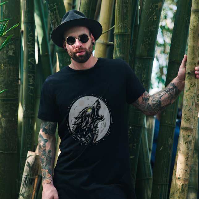 Camiseta lobo uivando na lua (Criador carregado)