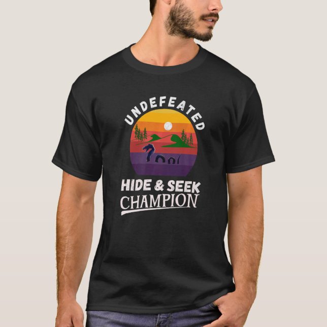 Camiseta Loch Ness Monster Oculta-se e procure campeão (Frente)