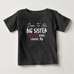 Camiseta Logo Irmã Mais Velha 2025 Carregando Irmã Est 2025