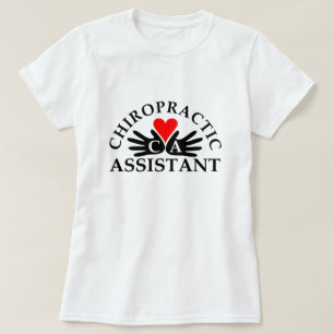 Camiseta Logotipo de Coração nas Mãos do Assistente de C