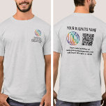 Camiseta Logotipo e código QR da empresa impresso no verso<br><div class="desc">Crie os camisetas digitalizáveis com o logotipo de sua empresa impresso e personalizado para anúncios de promocionais de negócios ou uniformes de funcionários. Para criar seu próprio código QR usando o gerador, basta digitar o URL do site no modelo. Todas as palavras são simples de personalizar ou excluir. As cores,...</div>