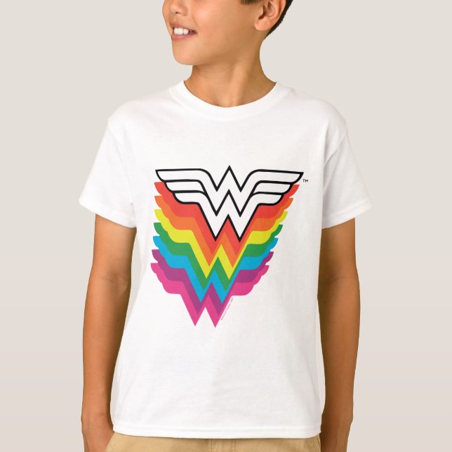 Camiseta Logotipo Rainbow para a Mulher Maravilha (Frente)