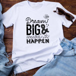Camiseta Logotipos - Sonho Grande Faça Acontecer<br><div class="desc">Você está apto a ser ousado e fazer algo grande? Então esta camisa é perfeita para você. Um belo lembrete de que os sonhos se tornam realidade com o trabalho e a determinação do duro. Mão inspiradora, com letras originais e divertidas palavras motivacionais Dream Big e faça acontecer em uma...</div>