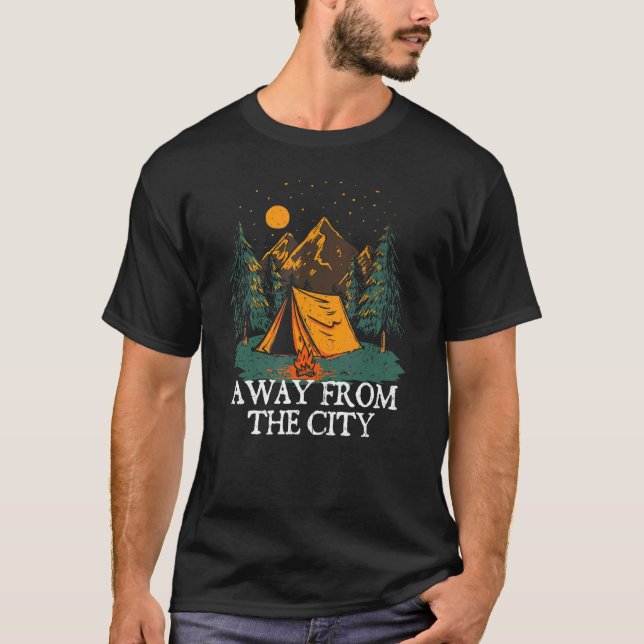 Camiseta Longe Da Cidade Selvagem Acampando Lá Fora (Frente)