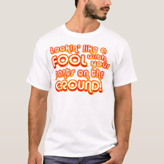 Camiseta Lookin gosta de um tolo com suas calças na terra!