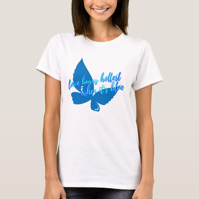 Camiseta Love Burns Hottest When It's Blue (Frente)