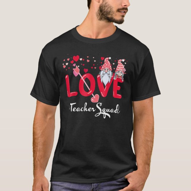 Camiseta Love Gnome Teacher Squad Happy Valentine Gnome Tea (Frente)