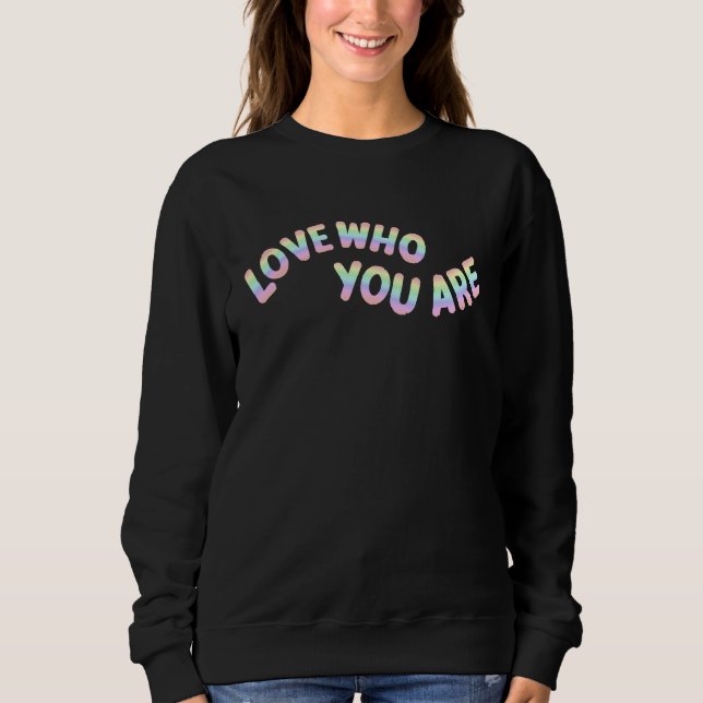 Camiseta Love Him Her Pastel Rainbow Quote (Frente)