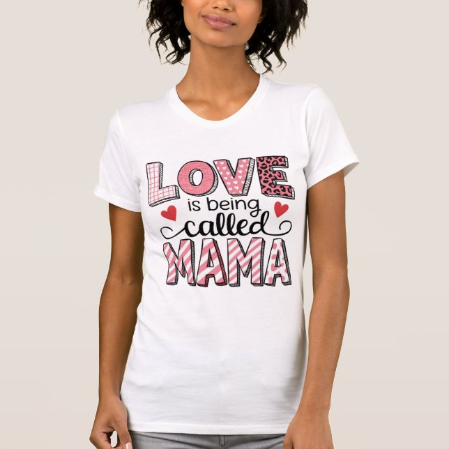 Camiseta Love Is Being Called Mama Cute Patchwork Valentine (Frente)