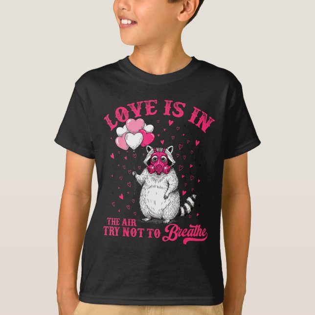 Camiseta Love Is In The Air Try Not To Breathe Cute Raccoon (Frente)