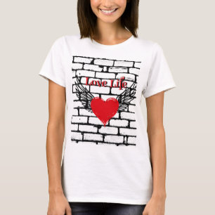 Camiseta Love Life com corações vermelhos e asas de anjo