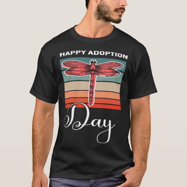Camiseta Love Makes A Family Happy Adoption Day Retro Adopt (Frente)
