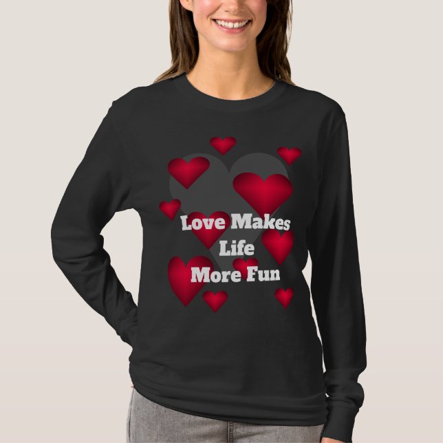 Camiseta Love Makes Life More Fun Loving Hearts  (Frente)