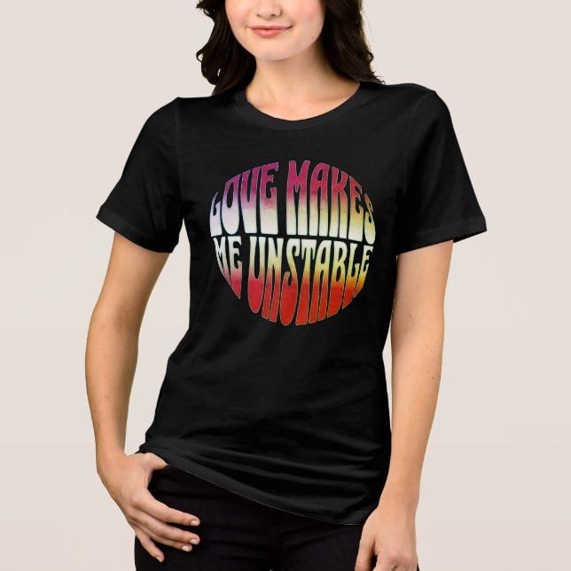 Camiseta Love Makes Me Unstable – Warped Typography Design (Frente)