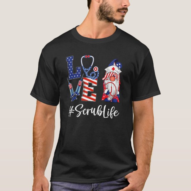 Camiseta Love Scrub Life Nurse Gnome American Flag 4th Of J (Frente)