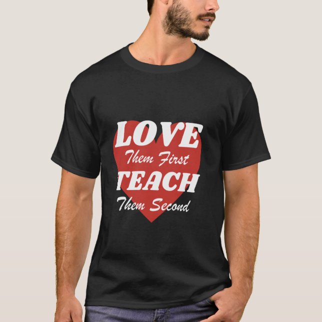 Camiseta Love Them First Teach Them Second faz um grande te (Frente)