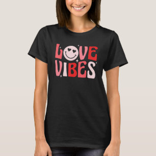 Camiseta Love Vibs Hugs & Kisses Groovy Happy Namorados