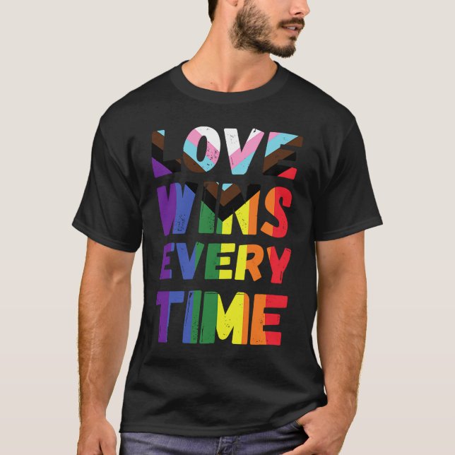 Camiseta Love Wins Every Time LGBTQIA+ Rainbow Flag Gay Pri (Frente)
