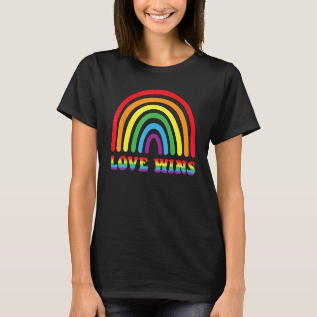 Camiseta LOVE WINS Rainbow LGBT Flag Gay Pride Month Lesbia (Frente)